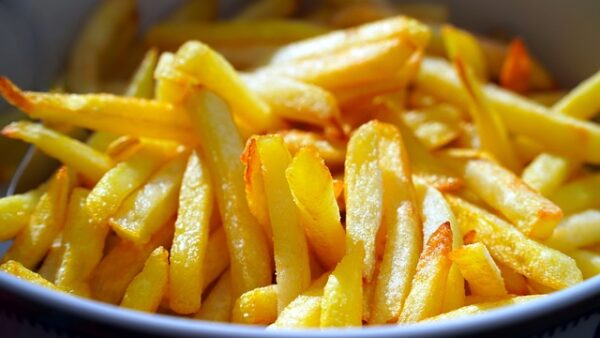 Sådan laver du sprøde pommes frites i ovnen uden at bruge olie