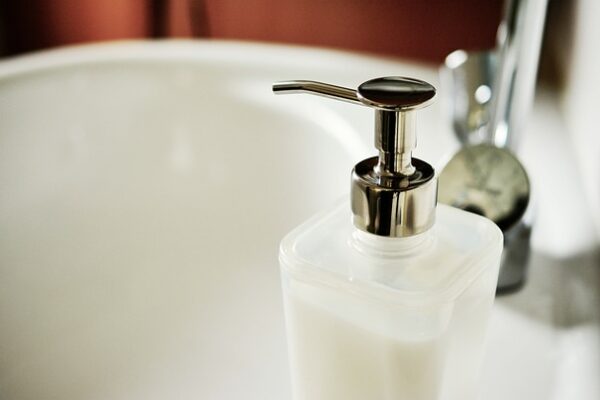 Fremtidens badeværelse: Gør dit hjem mere moderne med en berøringsfri sæbedispenser